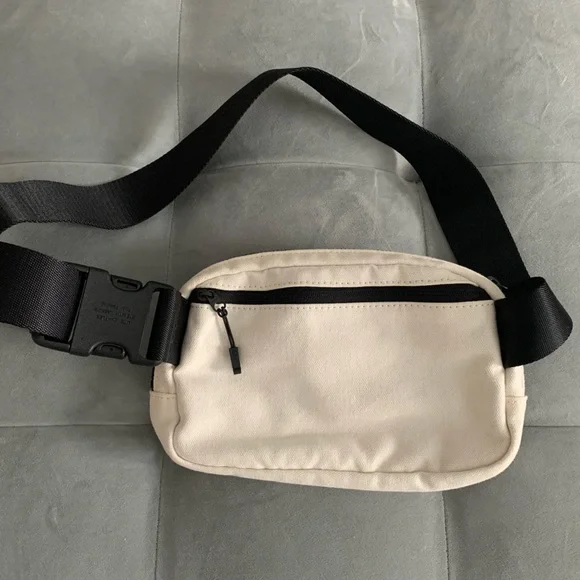 Lululemon Everywhere Belt Bag Angel Wing - Picture 2 of 5